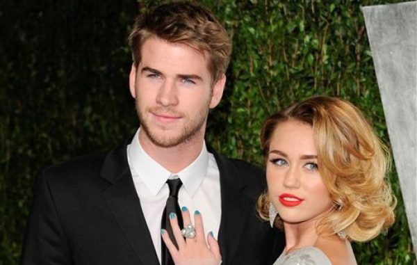 En esta imagen del 26 de febrero del 2012, Miley Cyrus y Liam Hemsworth en la fiesta del Oscar de Vanity Fair, en West Hollywood, California. La pareja, que se conoció en el plató de la película "The Last Song" en el 2009, anunció su compromiso el miércoles 6 de junio del 2012. (AP Foto/Evan Agostini, Archivo)