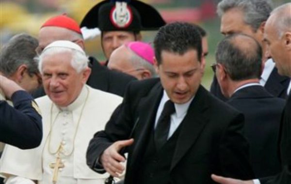 Foto del 21 de abril del 2008 del papa Benedicto XVI a su llegada a la base aérea de Ciampino tras una visita de 6 días a Estados Unidos. La Santa sede confirmó el sábado, 26 de mayo del 2012 que el mayordomo del Papa,
Paolo Gabriele, a la derecha con las maletas, fue detenido por filtrar documentos secretos a la prensa. (Foto AP/Domenico Stinellis)