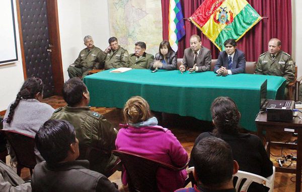 LPZ01. LA PAZ (BOLIVIA), 23/06/2012.- El ministro de gobierno, Carlos Romero (c), lidera una comisión durante una reunión con los policías de rangos bajos hoy, sábado 23 de junio de 2012, en La Paz (Bolivia), sobre el reclamo de mejores salarios de los agentes, que están amotinados desde el jueves, lo que motivó a que las autoridades decidieran mandar a los militares a patrullar las calles. La comisión y los dirigentes de los policías han tenido dos reuniones preliminares desde anoche sin resultados por el momento. EFE/ Agencia Boliviana de Información/SOLO USO EDITORIAL