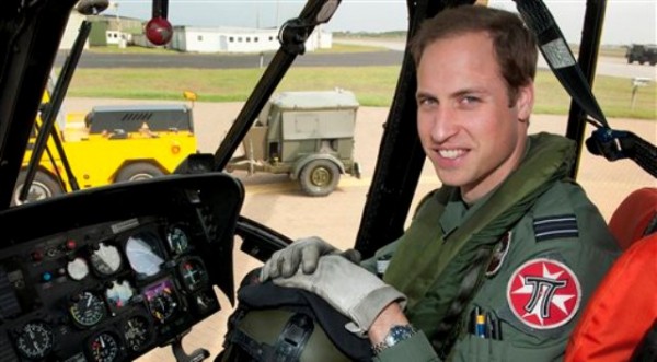 En esta imagen difundida por el Ministro de la Defensa de Gran Bretaña el viernes 1 de junio del 2012, el príncipe Guillermo en la cabina de un helicóptero en Anglesey, Gales. Guillermo aprobó los exámenes de capitán especializado en operaciones de búsqueda y rescate de la Fuerza Aérea Real, informaron funcionarios el jueves 7 de junio del 2012. (AP Foto/ SAC Faye Storer, MOD)