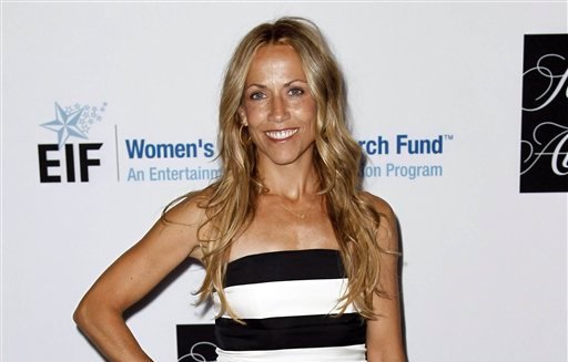 Sheryl Crow en la gala "Unforgettable Evening" de la Fundación de la Industria del Entretenimiento en Beverly Hills, California en una fotografía del 18 de abril de 2012. Crow le dijo a su público que tiene un tumor cerebral benigno. (Foto AP/Matt Sayles, archivo)