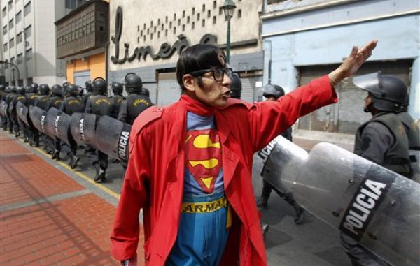 PERU-SUPERMAN CALLEJERO