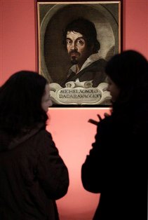 Dos visitantes admiran un retrato de Caravaggio, obra de algún pintor desconocido, durante la presentación a la prensa de una muestra dedicada al pintor lombardo titulada: "Caravaggio en Roma", en Roma, el jueves 10 de febrero de 2011. Dos historiadores italianos de arte dijeron el jueves 5 de julio de 2012 que identificaron decenas de dibujos que Caravaggio efectuó cuando era muy joven, entre la colección de obras de un maestro de pintura con el que estudó a finales del siglo XVI. (Foto AP/Pier Paolo Cito)