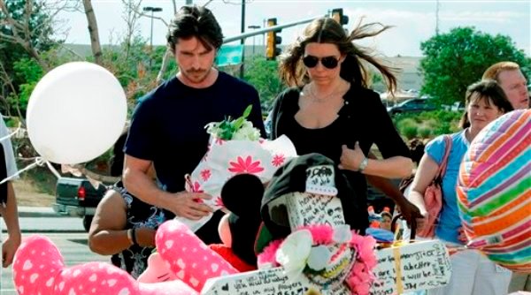 El actor Christian Bale y su esposa Sibi Blazic visitan una ofrenda a las víctimas del tiroteo en Aurora, Colorado el martes 24 de julio de 2012 en Aurora, Colorado. Doce personas murieron y 58 resultaron heridas cuando un hombre abrió fuego durante una función de medianoche de ?Batman: El caballero de la noche asciende?, cinta protagonizada por Bale. (Foto AP/Ted S. Warren)