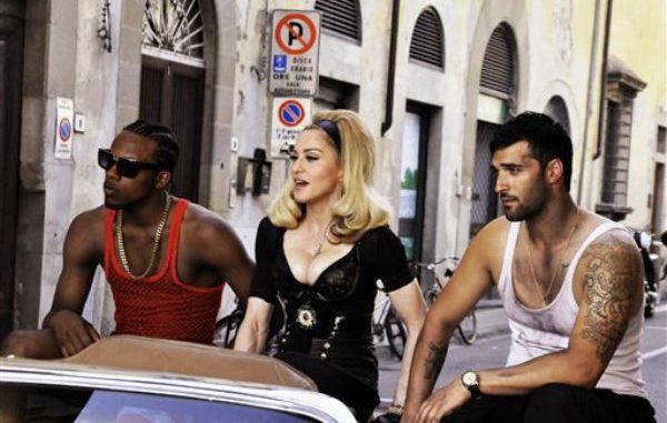 Esta imagen sin fecha difundida por Guy Oseary muestra a Madonna durante la filmación del video de su nuevo sencillo ?Turn Up The Radio? (Enciende el radio) en la ciudad italiana de Florencia. Madonna podría ser demandada por presentar durante un concierto en París una imagen de la dirigente del partido ultraderechista francés Frente Nacional, Marine Le Pen, con una esvástica en la frente, informò esa organización política el domingo 15 de julio de 2012. (Foto AP/Guy Oseary)