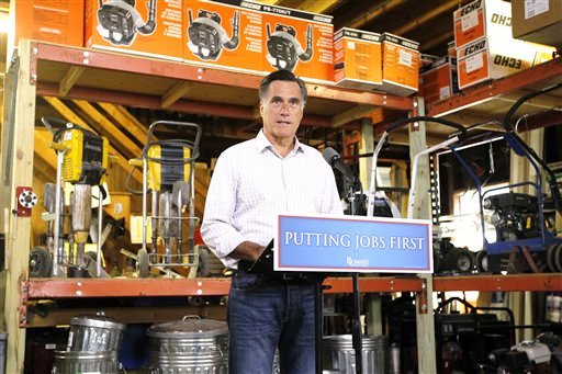 En esta fotografía de archivo del 6 de julio de 2012, el virtual candidato presidencial del Partido Republicano, Mitt Romney, habla ante simpatizantes en la ciudad de Wolfeboro en el estado de Nueva Hampshire. Romney dijo en varias entrevistas con la televisión que renunció a su firma de inversiones cinco años antes de lo que mencionan los registros federal, afirmación cuestionada por el presidente Barack Obama durante su campaña por la reelección. (Foto AP/Charles Dharapak, archivo)