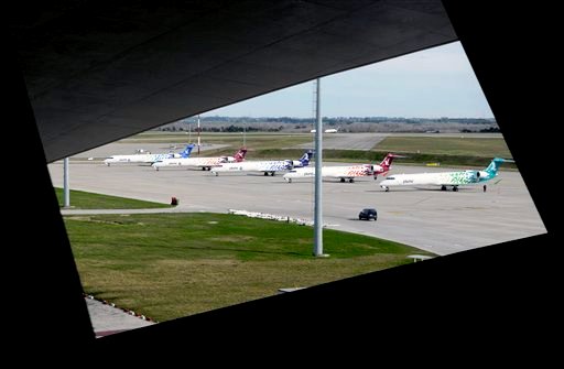 En esta foto del viernes 6 de julio de 2012 se aprecian aviones de la aerolínea nacional uruguaya Pluna en el aeropuerto de Montevideo. La adrolínea deficitaria dejó de operar en la jornada (AP Foto/Matilde Campodonico)