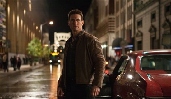 En esta fotografía suministrada por Paramount Pictures, el actor Tom Cruise, centro, personifica a Jack Reacher en la película "Jack Reacher", de Paramount Pictures y Skydance Productions. Paramount Pictures lanzó el martes 3 de julio de 2012 el avance de la película que se estrenará el 21 de diciembre. (Foto AP/Paramount Pictures, Karen Ballard)