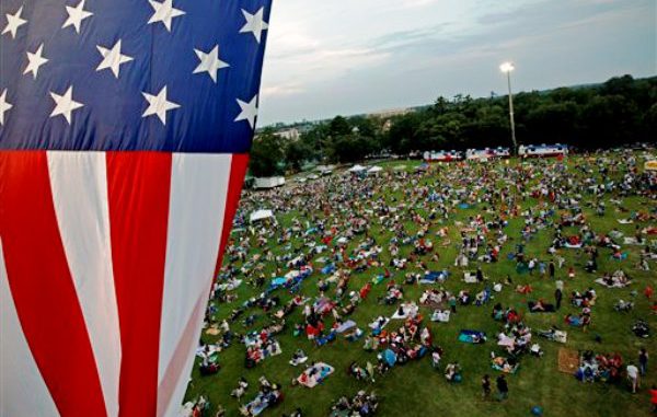 Una bandera estadounidense flamea sobre una extensa pradera durante las celebraciones que realiza la Universidad de la Florida el martes 3 de julio del 2012, en la víspera del Día de la Independencia de Estados Unidos, en Gainesville, Florida. (Foto AP/The Gainesville Sun, Matt Stamey)