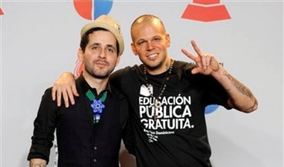 De izquierda a derecha Eduardo Cabra y René Pérez, del dúo musical Calle 13, posan durante la 12a entrega de los Latin Grammy el 10 de noviembre del 2011 en Las Vegas. Calle 13 actuará en la Conferencia de Música Alternativa Latina (LAMC, según sus siglas en inglés) en Nueva York el 13 de julio del 2012. (AP Foto/Chris Pizzello, Archivo)