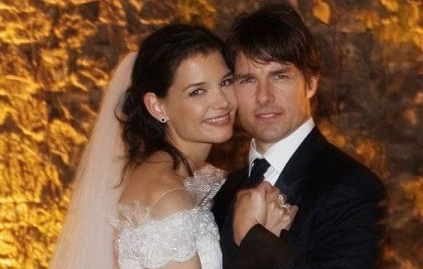 En esta imagen del 18 de noviembre del 2006 difundida por Rogers and Cowan, el actor Tom Cruise y la actriz Katie Holmes posan el día de su boda en un castillo del siglo XV en en Bracciano, a las afueras de Roma. La pareja se están divorciando luego de cinco años de matrimonio, dijo el viernes 29 de junio del 2012 el abogado de Holmes, Jonathan Wolfe. (AP Foto/Robert Evans, Archivo)