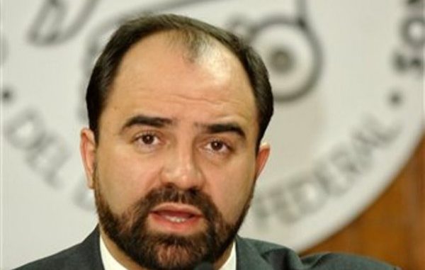 Foto de archivo del sociólogo mexicano Emilio Alvarez Icaza en Ciudad de México, 16 de junio de 2004. En su primera conferencia desde que la Organización de Estados Americanos (OEA) lo nombró secretario ejecutivo de la Comisión Interamericana de Derechos Humanos, viernes 20 de julio de 2012, afirmó su disposición a dialogar con los estados miembros sobre la reforma del sistema el año próximo. (AP Foto/Jaime Puebla, File)