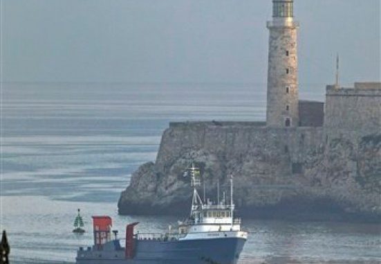 El buque de carga "Ana Cecilia" llega a la bahía de La Habana, Cuba, en la mañana del viernes 13 de julio de 2012. El Ana Cecilia es el primer barco en medio siglo que transporta artículos humanitarios de manera directa de Miami a La Habana. (Foto AP/Franklin Reyes)