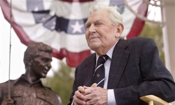 El actor Andy Griffith sonríe sentado frente a una estatua de bronce de Andy y Opie, de "El Show de Andy Griffith", durante la ceremonia de develación en Raleigh, Carolina del Norte, el 28 de octubre del 2003 . Griffith, cuya sencilla mezcla de humor y sabiduría hizo de "El Show de Andy Griffith" un favorito de la TV estadounidense, falleció el martes 3 de julio del 2012. Tenía 86 años.. (AP Foto/Bob Jordan, Archivo)