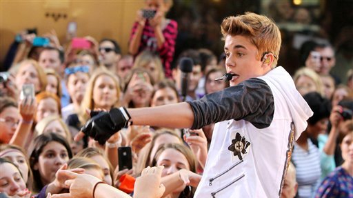 En esta imagen difundida por Starpix, el cantante Justin Bieber se presenta en "Today" como parte de la serie de conciertos de verano del programa, en Rockefeller Center, el viernes 15 de junio del 2012 en Nueva York. (AP Foto/Starpix, Amanda Schwab)