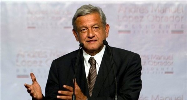 El candidato presidencial Andrés Manuel López Obrador del Partido de la Revolución Democrática (PRD) habla en México el domingo 1 de julio del 2012. López Obrador se negó a conceder su derrota a la espera del conteo electoral final y de su validación legal. Un conteo rápido le concedió la victoria a Enrique Peña Nieto, del Partido Revolucionario Institucional (PRI). (Foto AP/Eduardo Verdugo)