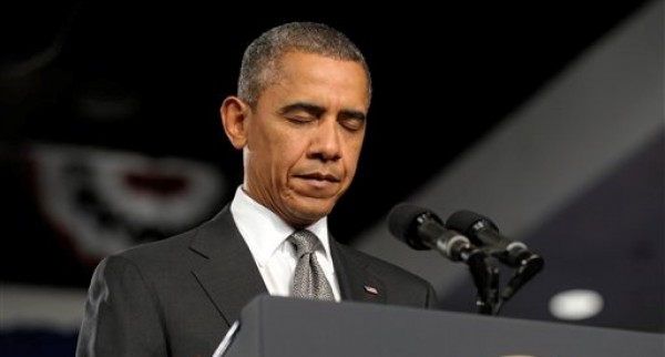 El presidente Barack Obama encabeza en la ciudad de Ft. Myers, Florida, un momento de silencio en memoria de las víctimas de un ataque a tiros en un cine de Colorado el viernes 20 de julio de 2012. Obama canceló una gira proselitista por Florida para regresar a Washington y seguir de cerca al situación sobre el ataque que dejó varios muertos y decenas de heridos en la localidad de Aurora. (Foto AP/Susan Walsh)
