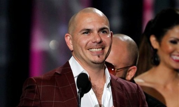 El rapero Pitbull tras recibir el reconocimiento a la Canción del Año de un artista masculino en los premios Latin Billboard en Coral Gables, Florida, en una fotografía de archivo del 26 de abril de 2012. KMXT reportó que Walmart llevaría al rapero originario de Miami a la sucursal que recibiera más ?me gusta? en Facebook y un reportero del diario Boston Phoenix alentó a la gente a votar por la sucursal en Kodiak, Alaska. (Foto AP/Lynne Sladky, archivo)
