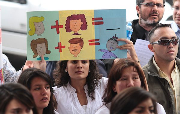 Nicola Rothon y Hellen Bicknell tramitan la custodia de su hija en el Palacio de Justicia.