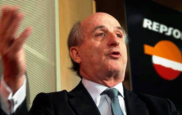 Antonio Brufau, chairman of Spanish oil major Repsol, speaks at a news conference in Madrid, April 17, 2012. Argentine President Cristina Fernandez unveiled plans on Monday to take control of leading energy company YPF, drawing swift warnings from key trade partners and risking the country's further economic isolation. YPF, controlled by Spain's Repsol, has been under intense pressure from Fernandez's center-left government to boost production, and its share price has plunged due to months of speculation about a state takeover. REUTERS/Sergio Perez (SPAIN - Tags: ENERGY BUSINESS POLITICS)