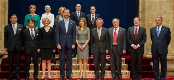 El príncipe Felipe de España, cuarto de izquierda a derecha en la fila del frente, y la princesa Letizia, a su derecha, posan con los ganadores de los premios Príncipe de Asturias 2012 en Oviedo, España, el viernes 26 de octubre de 2012. En la primera fila, de izquierda a derecha: El presidente de la Cruz Roja y la Media Luna Roja Tadateru One de Japón, el diseñador de videojuegos japonés Shigeru Miyamoto, la filósofa estadounidense Martha C. Nussbaun, el príncipe Felipe, la princesa Letizia, el arquitecto español Rafael Moreno, sir Gregory Winter de Gran Bretaña y el estadounidense Richard Alan Lerner. La persona a la derecha y las personas en la fila trasera no fueron identificadas. (Foto AP/Juan Manuel Serrano)