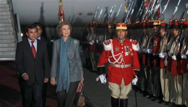 La reina Sofía de España, centro acompañada por el ministro boliviano de la Presidencia Juan Ramón Quintana, izquierda, pasa revista a una guardia de honor a su arribo al aeropuerto de El Alto, Bolivia, 15 de octubre de 2012. Durante su visita de cinco días al país sudamericano, la reina presenció el martes 16 de octubre de 2012 la firma de un acuerdo por el cual España entregará a Bolivia una parte del cuantioso tesoro recuperado de un galeón español hundido que zarpó del puerto de Lima hace más de 200 años (AP Foto/Juan Karita)