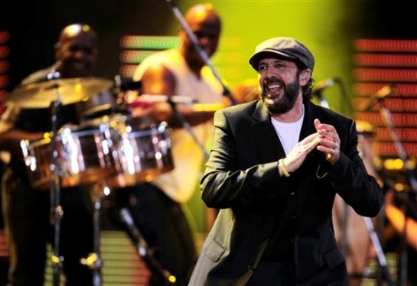 El cantante dominicano Juan Luis Guerra en el 53º Festival Internacional de la Canción de Viña del Mar en Viña del Mar Chile, en una fotografía del 27 de febrero de 2012. Juan Luis Guerra y Juanes se presentarán en un concierto en el Barclays Center de Brooklyn el 24 de noviembre cuyas ganancias serán destinadas en su totalidad a las víctimas del huracán Sandy. (Foto AP/Jorge Saenz, archivo)