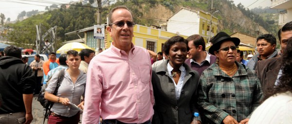 QUITO (12-12-2012).- Alberto Acosta y Marcia Caicedo, candidatos a la presidencia y vicepresidencia de la República, junto a la asambleísta, Lourdes Tibán (d), llegan al Centro de Detención Provisional (CDP), a visitar a los 10 detenidos de Luluncoto, acusados de terrorismo.