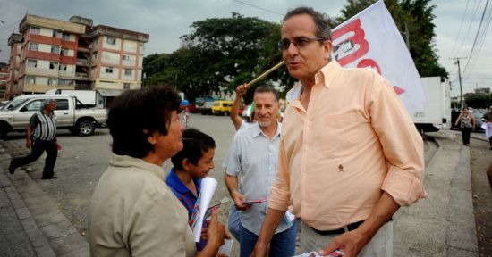 Guayaquil, 08 de Enero del 2013. Por diferentes sectores de Sauces el candidato a la presidencia Alberto Acosta junto con su binomio y los candidatos a la Asamblea de su partido realizaron una caminata junto con alrededor de 40 simpatizantes, los mismos repartieron afiches y camisetas entre los pobladores. APIFOTO/CÉSAR PASACA.