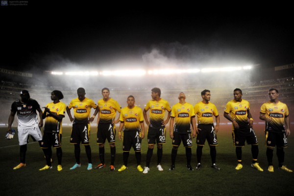 Guayaquil, 19 de enero del 2013. La noche amarilla en el estadio Monumental de Barcelona. APIFOTO/CÉSAR PASACA.