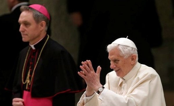 El papa Benedicto XVI, acompañado de su secretario privado, el arzobispo Georg Ganswein, llega al Salón Paulo VI del Vaticano para su audiencia semanal, el miércoles 13 de febrero de 2013. (Foto AP/Alessandra Tarantino)