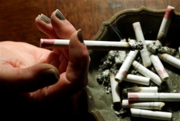 Una mujer fuma un cigarrillo en su casa en Hayneville, Alabama, el 2 de marzo de 2013. Un nuevo estudio contiene nuevas pruebas irrefutables de que retrocede la esperanza de vida entre algunas mujeres estadounidenses, una tendencia preocupante imposible de explicar para los expertos.(AP Foto/Dave Martin)