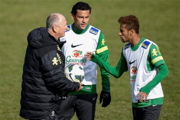 El técnico de la selección de Brasil, Luiz Felipe Scolari, izquierda, habla con los jugadores Fred, centro, y Neymar, durante un entrenamiento el martes, 19 de marzo de 2013, en Nyon, Suiza. (AP Photo/Keystone, Jean-Christophe Bott)