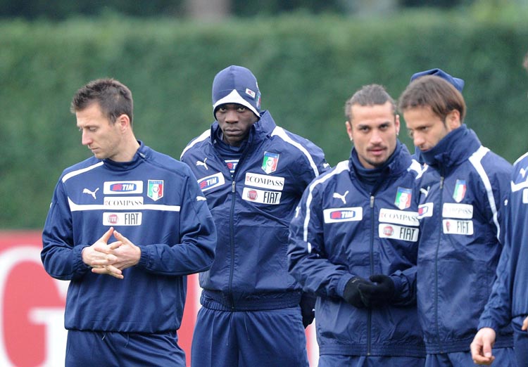 FL01 FLORENCIA (ITALIA) 05/02/2013.- Los jugadores de la selección italiana (de izda a dcha) Daniele Gastaldello, Mario Balotelli, Pablo Osvaldo y Alberto Gilardino asisten al entrenamiento con su equipo hoy, martes 5 de febrero de 2013, en Florencia (Italia) el dÃa previo al amistoso que les enfrentará mañana a Holanda en Amsterdam. Las selecciones de Holanda e Italia disputarán mañana en tierras holandesas un «amistoso de lujo» donde el transalpino pondrá en liza la nueva dupla atacante milanista Stephan El Shaarawy-Marco Balotelli. EFE/ Carlo Ferraro