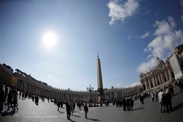 Una foto panorámica con un lente especial se ve a la gente caminando por la Plaza de San Pedro en el Vaticano el domingo 3 de marzo del 2013. Cardenales de todo el mundo empezaron a llegar a Roma para abordar algunos de los principales problemas que enfrenta la Iglesia Católica antes del cónclave encargado de elegir el sucesor del papa Benedicto XVI, recientemente jubilado. (Foto AP/Andrew Medichini)