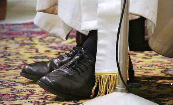 Francisco descarta los zapatos rojos y sigue usando sus botines | La República EC