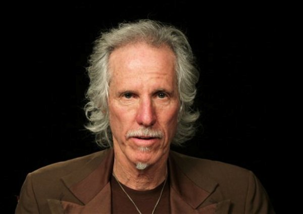 El baterista John Densmore en Nueva York en una fotografía del 17 de abril de 2013. El baterista de 68 años publicó recientemente "The Doors Unhinged: Jim Morrison's Legacy Goes on Trial" en el cual mantiene vivo el espíritu de Jim Morrison. (Foto AP/John Carucci)