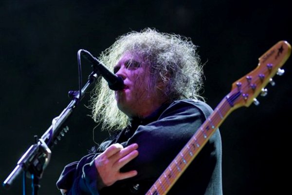 Robert Smith, vocalista de la banda inglesa The Cure, durante un concierto en el festival Optimus Alive en Lisboa, Portugal, en una fotografía del 14 de julio de 2012. The Cure encabeza la programación del festival Lollapalooza 2013. (Foto AP/Armando Franca, archivo)