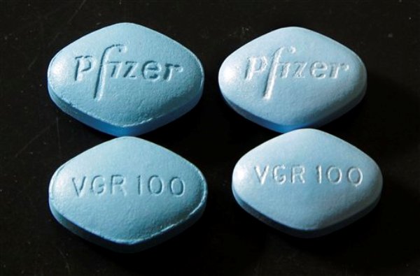 Fotografía de archivo del 2 de marzo de 2012 en la que aparecen píldoras falsificadas de Viagra (las dos de la izquierda) y verdaderas (derecha), en un laboratorio de Pfizer en Groton, Connecticut. (Foto AP/Elise Amendola, Archivo)