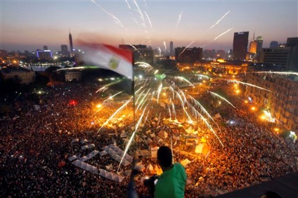 Un manifestante ondea la bandera egipcia durante una protesta en la Plaza Tahrir contra el presidente Mohamed Morsi en El Cairo, el domingo 30 de junio de 2013. (Foto AP/Amr Nabil)