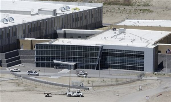 El gobierno de Estados Unidos ha estado recopilando en secreto los registros de llamadas de millones de clientes estadounidenses de la telefónica Verizon gracias a un mandamiento judicial secreto, según la presidenta de la comisión de inteligencia del Senado. El gobierno de Barack Obama defendió el jueves 6 de junio de 2013 que la Agencia de Seguridad Nacional necesita recopilar esos registros, pero los críticos afirmaron que se trata de un enorme exceso.(AP Foto/Rick Bowmer)