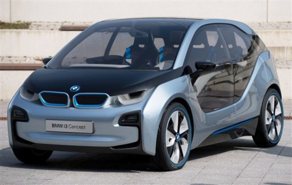 Foto del 4 de abril del 2013 del coche eléctrico i3 de BMW en Stuttgart, Alemania. BMW AG presentó en público el modelo el lunes, 29 de julio del 2013. (Foto AP/DPA, Marijan Murat)