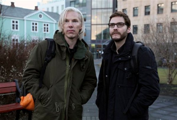 Benedict Cumberbatch, en el papel de Julian Assange, izquierda, y Daniel Bruhl, como Daniel Domscheit-Berg, en el drama sobre WikiLeaks «The Fifth Estate» en una fotografía sin fecha proporcionada por Dream Works Studios. (Foto AP/ Frank Connor, archivo)