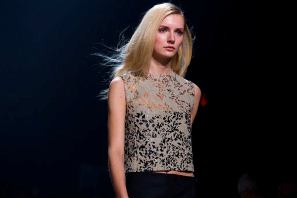 Una modelo presenta piezas de la colección primavera 2014 del diseñador Narciso Rodríguez en la Semana de la Moda de Nueva York el 10 de septiembre de 2013. (Foto AP/Craig Ruttle)