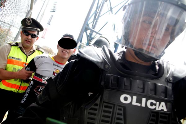 SANGOLQUI 28 DE SEPTIEMBRE DE 2013, En el estadio Rumiñahui Independiente José Terán recibe al Barcelona. Varios hinchas de Barcelona fueron sacados del estadio según informaron miembros de la policía fueron detenidos por posesión de drogas y provocar disturbios en los graderíos FOTO API / JAVIER CAZAR