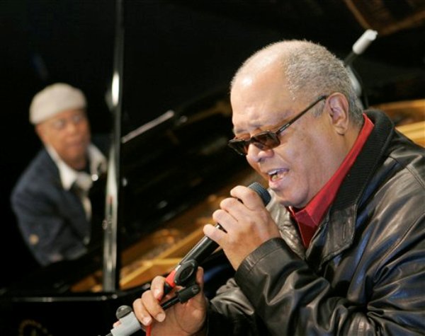 El músico cubano Pablo Milanés, derecha, y Chucho Valdés durante una presentación de su nuevo disco ?Más Allá de Todo? en Madrid en una fotografía del 18 de abril de 2008. Milanés fue hospitalizado en Buenos Aires por una intoxicación alimenticia y tuvo que cancelar su concierto programado para el jueves 26 de septiembre de 2013, informó su publicista. (Foto AP/Paul White, archivo)