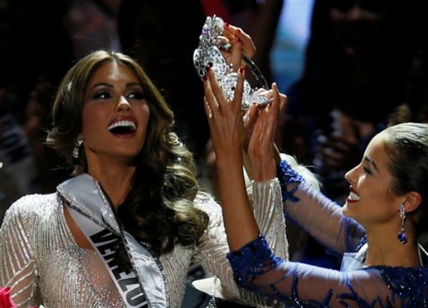 Miss Universo 2012 Olivia Culpo, de Estados Unidis, derecha, corona a Miss Venezuela Gabriela Isler como Miss Universo 2013 en Moscú, Rusia, el sábado 9 de noviembre de 2013. (Foto AP/Pavel Golovkin)