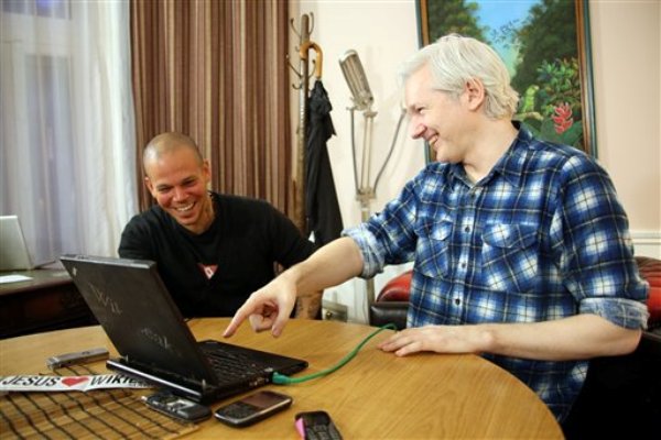 René Pérez ?Residente? de Calle 13, izquierda, y el fundador de WikiLeaks Julian Assange durante una sesión de composición en la embajada Ecuatoriana en Londres en una fotografía del 12 de junio de 2013 proporcionada por Calle 13.El miércoles 13 de noviembre de 2013, Calle 13 lanzó su canción ?Multi_Viral? hecha con la colaboración de Assange, Tom Morello de Rage Against the Machine y la cantnte palestina Kamilya Jubran. (Foto AP/Calle 13, archivo)