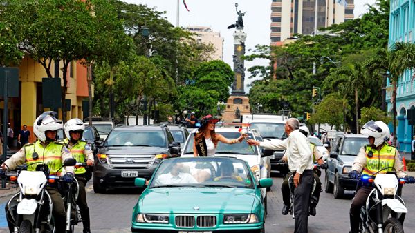 Guayaquil 23 de Noviembre del 2013. Constanza Baez Miss Ecuador 2013, de regreso a Guayaquil, luego de su participacion en Miss Universo, recorrió el centro de la urbe en una caravana que culminó en el Hilton Colón. Foto: Marcos Pin /API