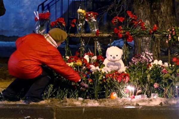 Una mujer coloca flores frente a los restos de un trolebús en Volgogrado, Rusia, el martes 31 de diciembre. Las autoridades han fortalecido las medidas de seguridad tras dos atentados suicidas que han dejado al menos 34 muertos y decenas de heridos. (Foto AP/Denis Tyrin)